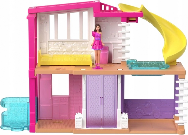 Dos pisos llenos de diversión con piscina y tobogán