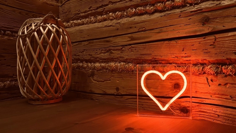 Atmósfera mágica con corazón de neón