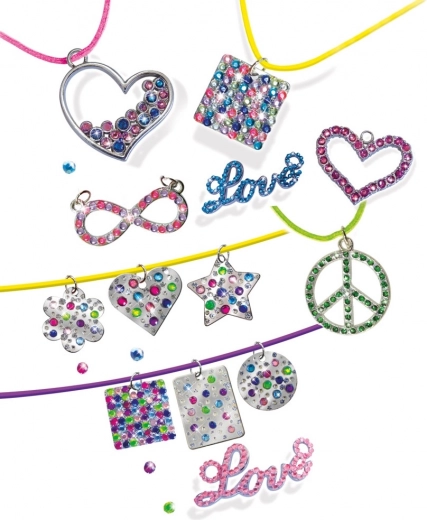 Colgantes brillantes y accesorios de colores