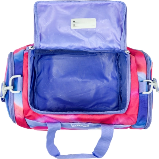 Compartimento principal espacioso con tapa ancha