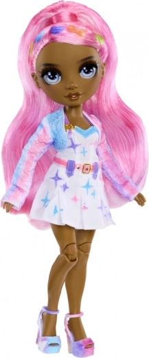 Muñeca articulada con outfit detallado