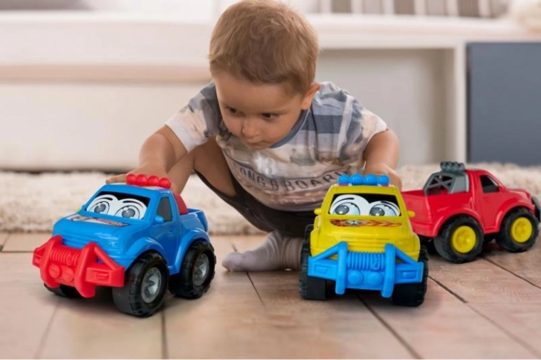 Coche grande y seguro para manos pequeñas