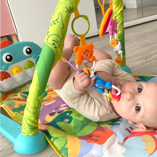 Arco interactivo con juguetes colgantes y espejito