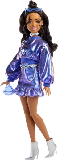 Vestido azul de tendencia y accesorios