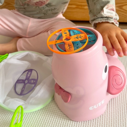 Un elefante adorable que burbujea de alegría con el juego