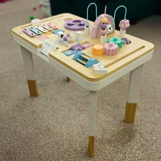 Amplio equipamiento: xilófono, clasificador de formas y laberinto de cuentas