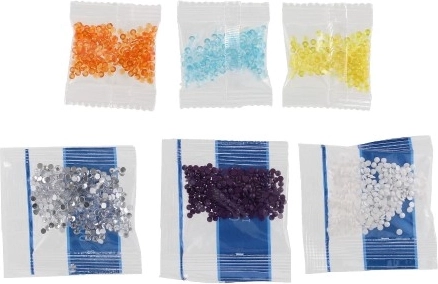Colores brillantes y piedrecitas que brillan en la oscuridad