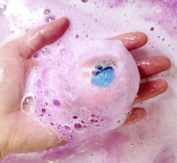 Un baño lleno de color y diversión efervescente