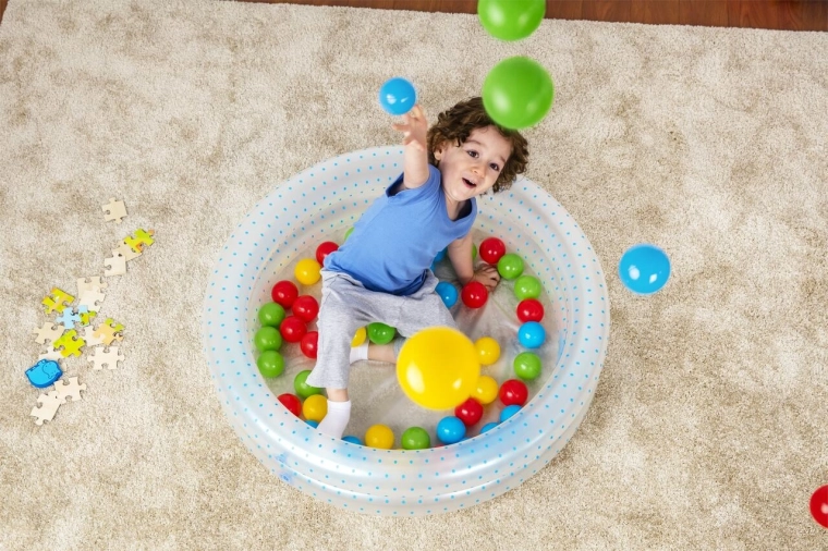 Diversión 2 en 1: agua y pelotas en seco