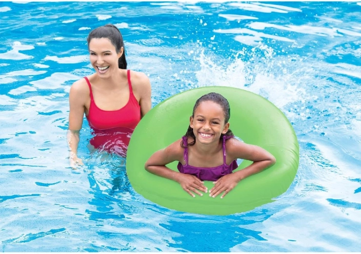 Diversión en la piscina y en el mar