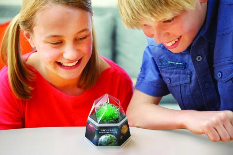 Vive el fascinante crecimiento de los cristales