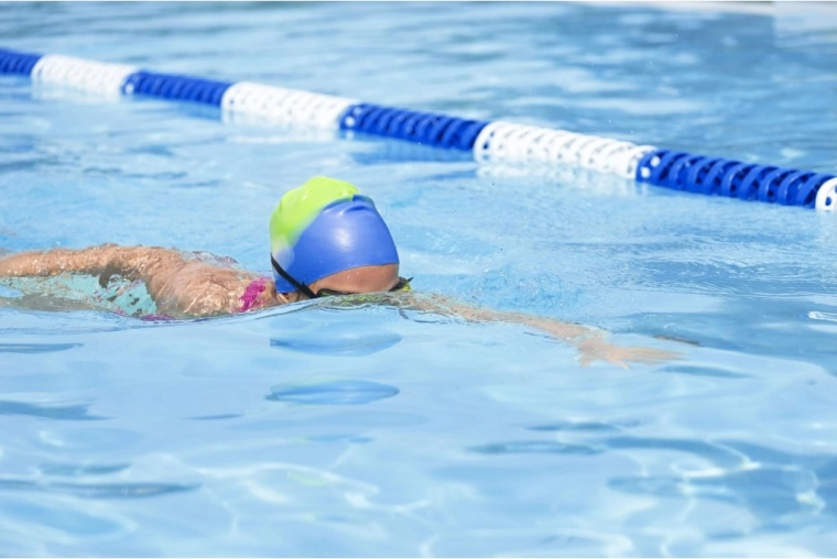 Forma ergonómica y menor resistencia en el agua