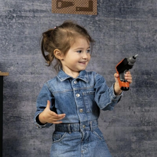Taladro infantil para un juego realista