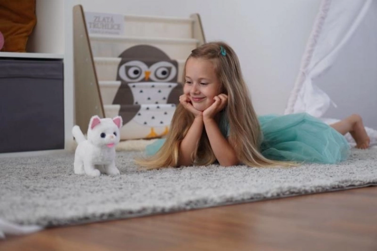 Maúlla y mueve la cola