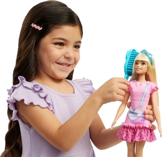 Peinado fácil de la larga melena rubia