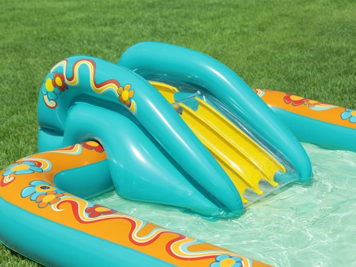 Tobogán estable firmemente anclado al fondo