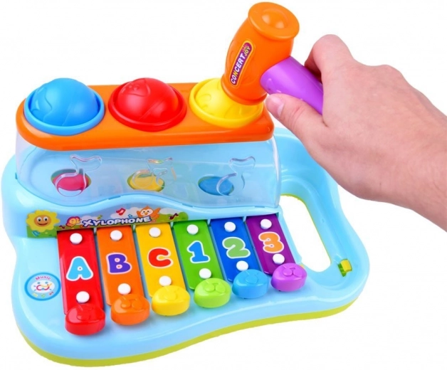 Juguete interactivo con pelotas y martillo