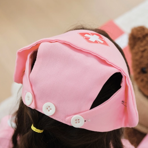 Gorro con cruz para un look completo