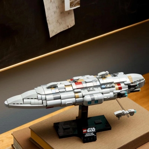 Mini fragata Nebulon‑B para una exposición dinámica