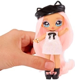 Adorable mini muñeca lista para jugar