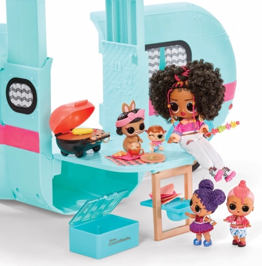 Diversión en la piscina y la barbacoa