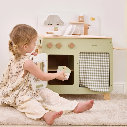 Acogedor armario con cortina para todos los tesoros