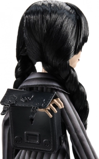 Uniforme Nevermore con estilo y accesorios