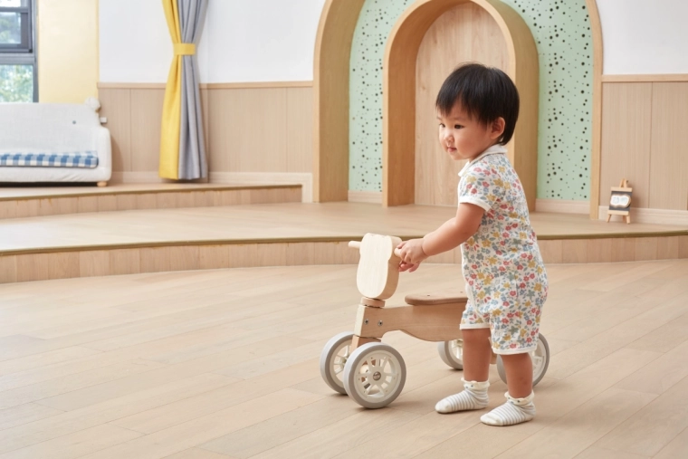 Bloqueo seguro del manillar y respaldo trasero