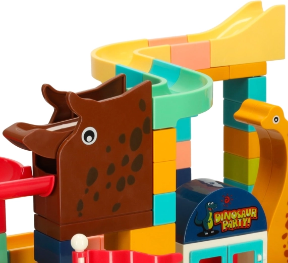 Pista de canicas creativa y llena de color