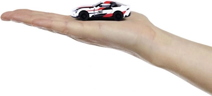 Tamaño compacto de 7,5 cm y escala 1:64