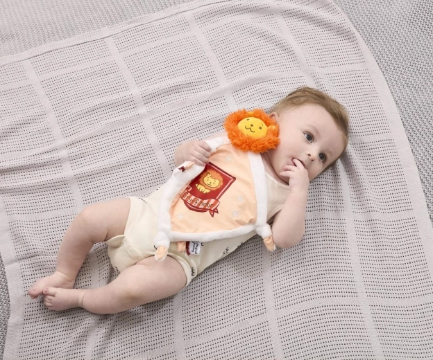 Peluche suave y caricias delicadas