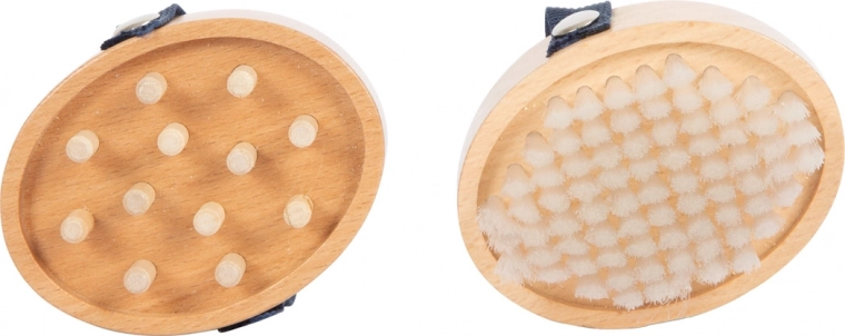 Completo equipamiento de madera para el cuidado del caballo