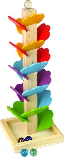 Deslizamiento fluido de las canicas por las hojas de colores