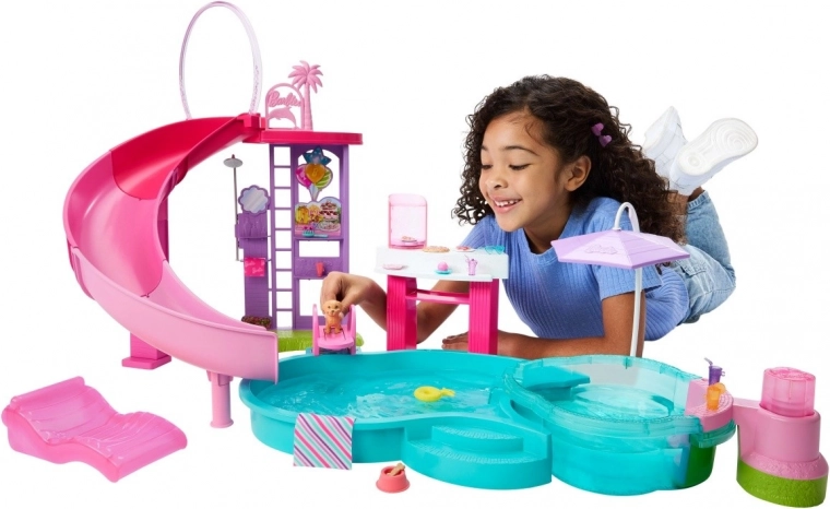 Piscina grande con tobogán en espiral