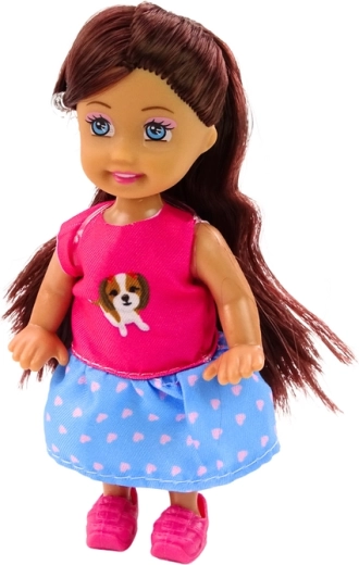 Una adorable muñeca lista para la aventura