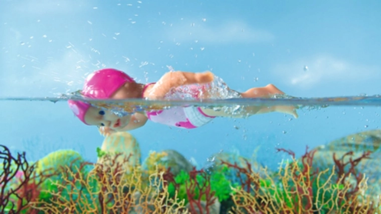 Nada y se divierte en el agua