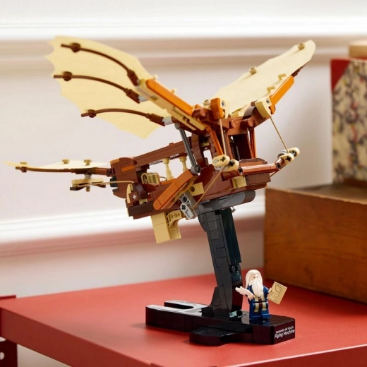 Elegante pieza de exposición con minifigura