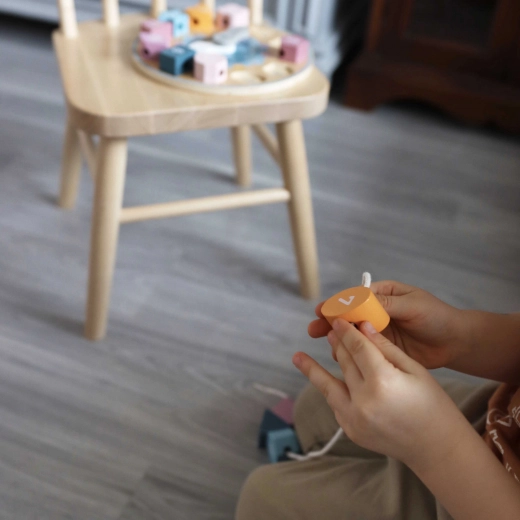 Diversión de ensartar para la motricidad fina