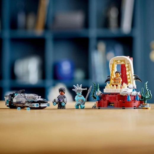 Tres minifiguras de héroes y villanos