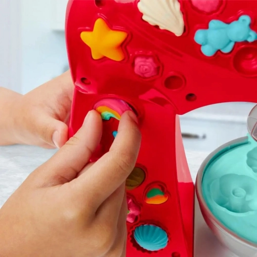 Crema, sprinkles y decoraciones