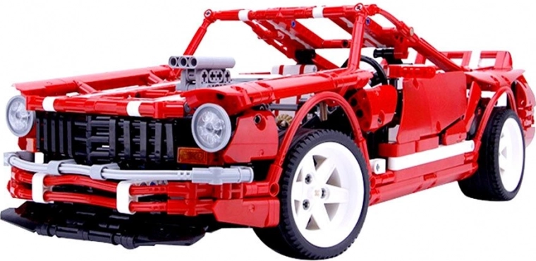 Gran modelo con neumáticos anchos