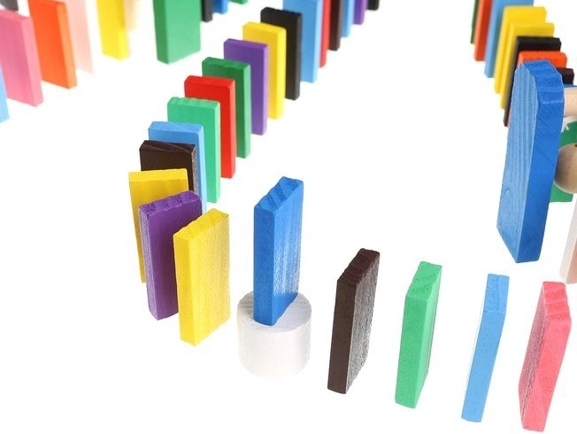 Cantidad enorme de piezas para pistas de dominó a lo grande