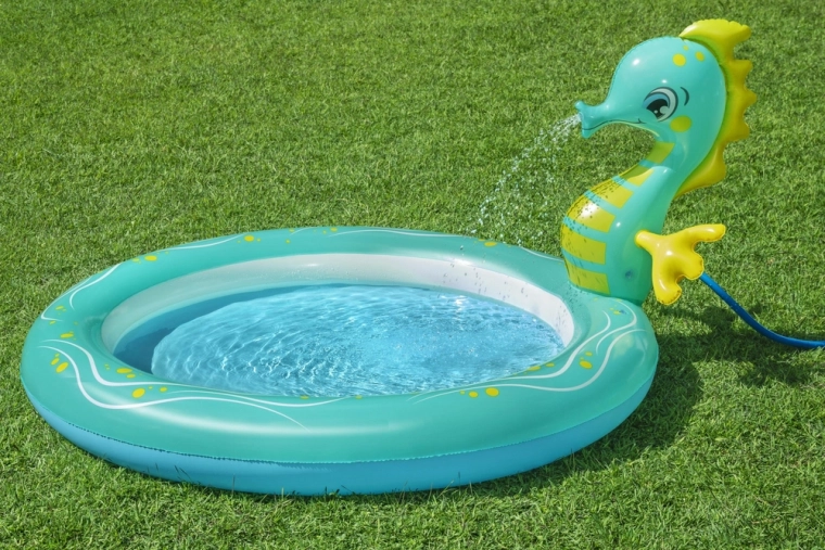 Caballito de mar con ducha para una diversión refrescante