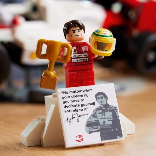 Minifigura de Ayrton Senna con base de podio