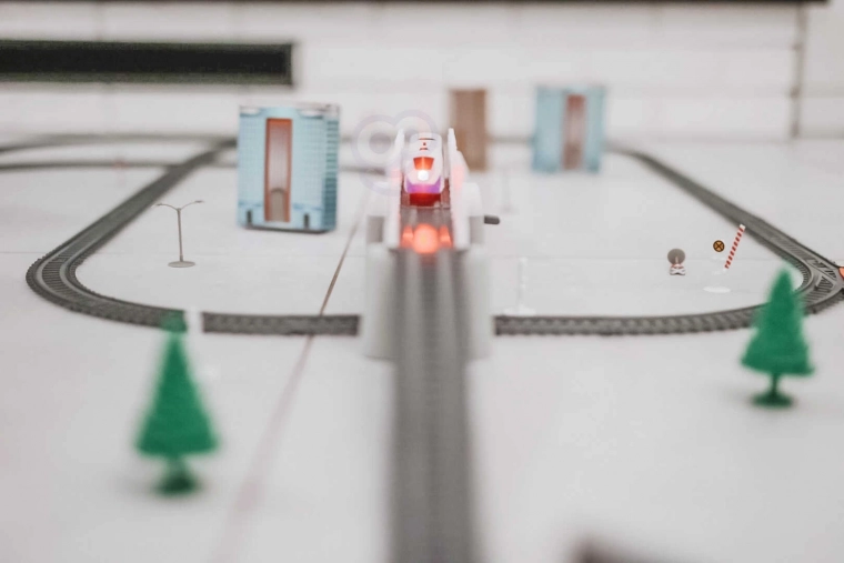 Locomotora con luz y control de velocidad