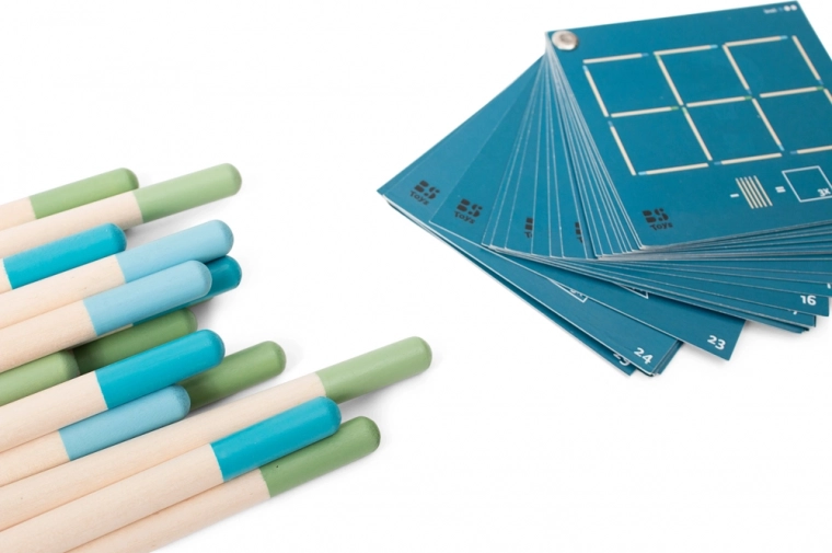 Palitos de madera de colores para crear formas