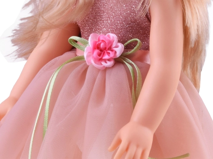 Aspecto mágico con vestido de cóctel rosa