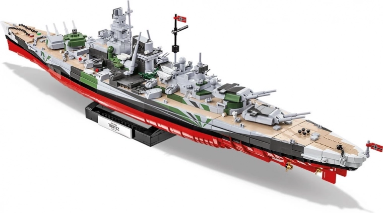 Imponente modelo 1:300 de 87 cm de longitud