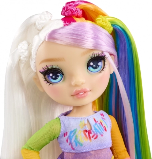 Cabello arcoíris y estilo icónico