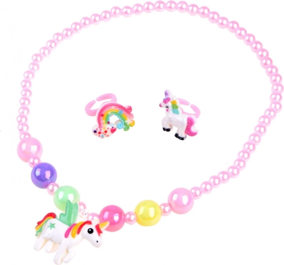 Collar y anillos para un look completo